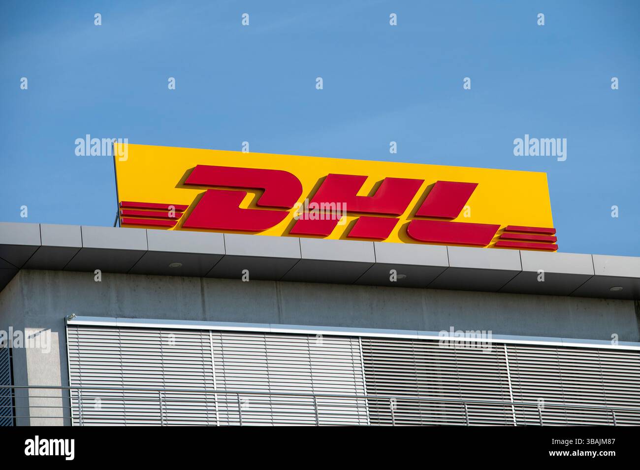 Bratislava, Slowakei - 10. Mai 2025 : DHL-Zeichen auf dem Gebäude. DHL ist weltweit führend in der Logistikbranche. Stockfoto