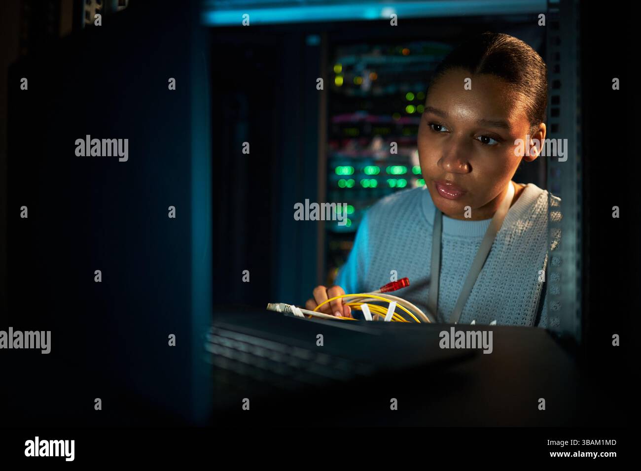 Frau, die am Server im Rechenzentrum arbeitet Stockfoto