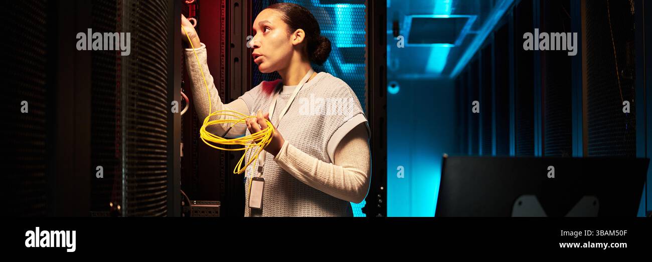 Arbeiten an Netzwerkverkabelungen in Einem Rechenzentrum Stockfoto