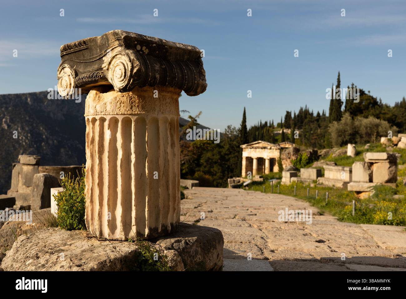Der Apollontempel, auch Apollonion genannt, war ein wichtiger Teil des panhellenischen religiösen Heiligtums in Zentralgriechenland bei Delphi. Stockfoto