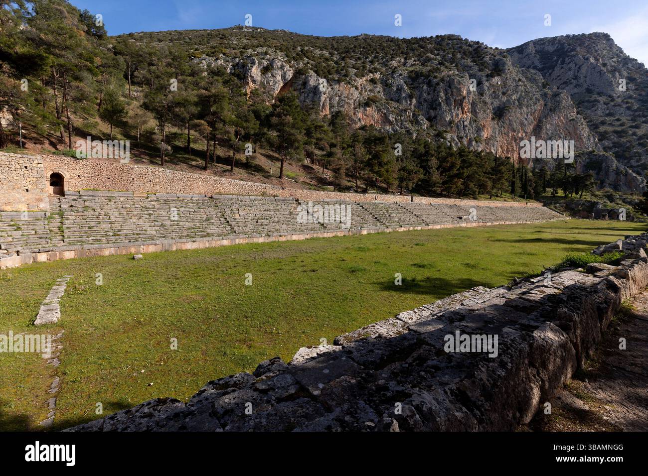 Der Apollontempel, auch Apollonion genannt, war ein wichtiger Teil des panhellenischen religiösen Heiligtums in Zentralgriechenland bei Delphi. Delphi An Stockfoto