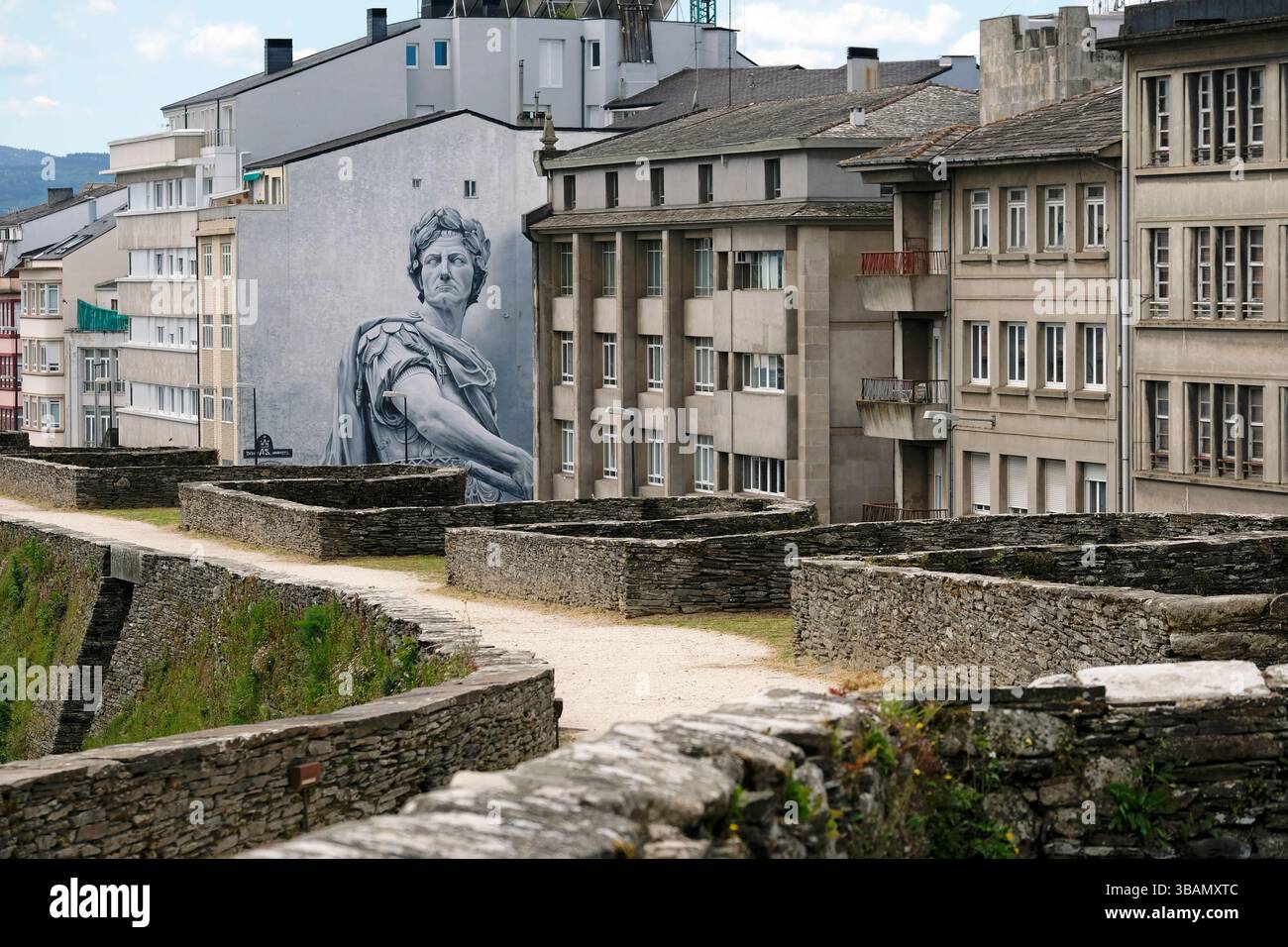 Lugo, Spanien - 17. April 2025: Straßenkunst und antike römische Mauer - Stadtblick von Lugo, Galicien, Spanien Stockfoto