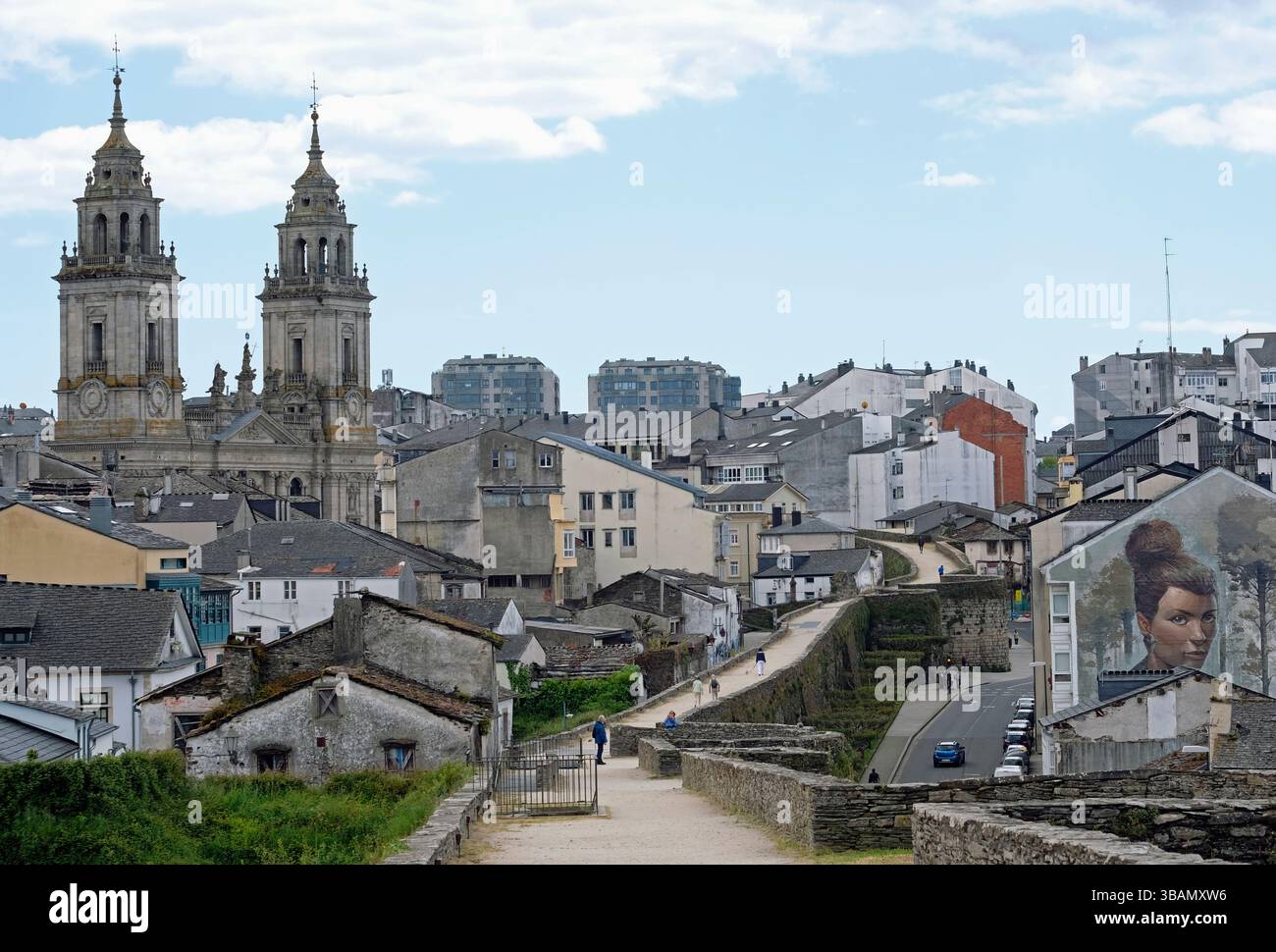 Lugo, Spanien - 17. April 2025: Straßenkunst und antike römische Mauer - Stadtblick von Lugo, Galicien, Spanien Stockfoto