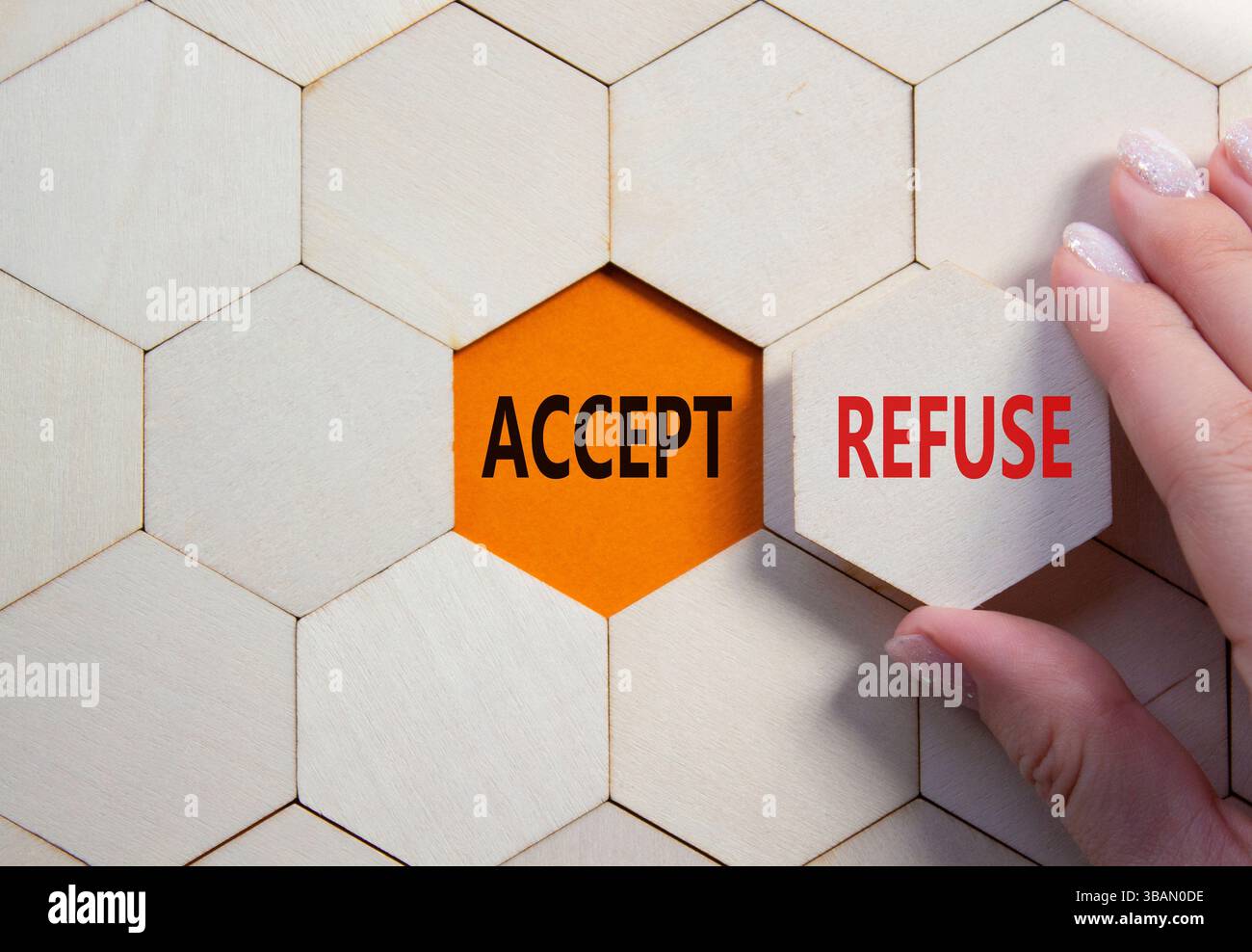 Symbol „Akzeptieren“ oder „Ablehnen“. Konzeptwort Akzeptieren oder Ablehnen auf Holzkamm-Puzzle. Geschäftsmann Hand. Wunderschöner orangefarbener Hintergrund. Und akzeptieren oder Re Stockfoto