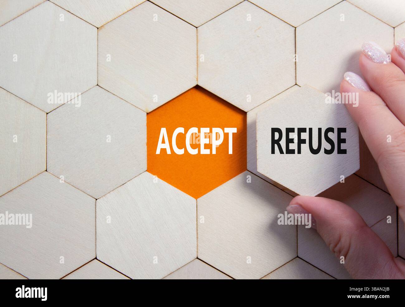 Symbol „Akzeptieren“ oder „Ablehnen“. Konzeptwort Akzeptieren oder Ablehnen auf Holzkamm-Puzzle. Geschäftsmann Hand. Wunderschöner orangefarbener Hintergrund. Und akzeptieren oder Re Stockfoto