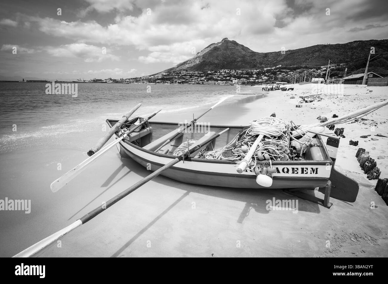 Einheimische Fischer bringen ihre Boote und Netze am Strand von Simon’s Town an der False Bay, östlich von Kapstadt Südafrika. Schwarzweiß-Bild Stockfoto