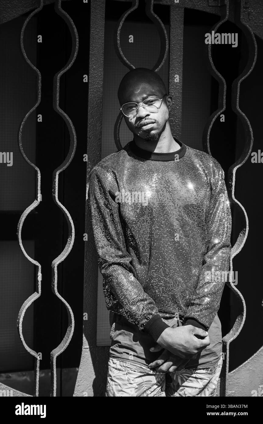 Ein einheimischer Künstler mit einer silbernen Lahmspitze in der Gegend des Observatoriums, bekannt für seine Künstlerszene und Künstlerszene. Kapstadt, Südafrika. Stockfoto