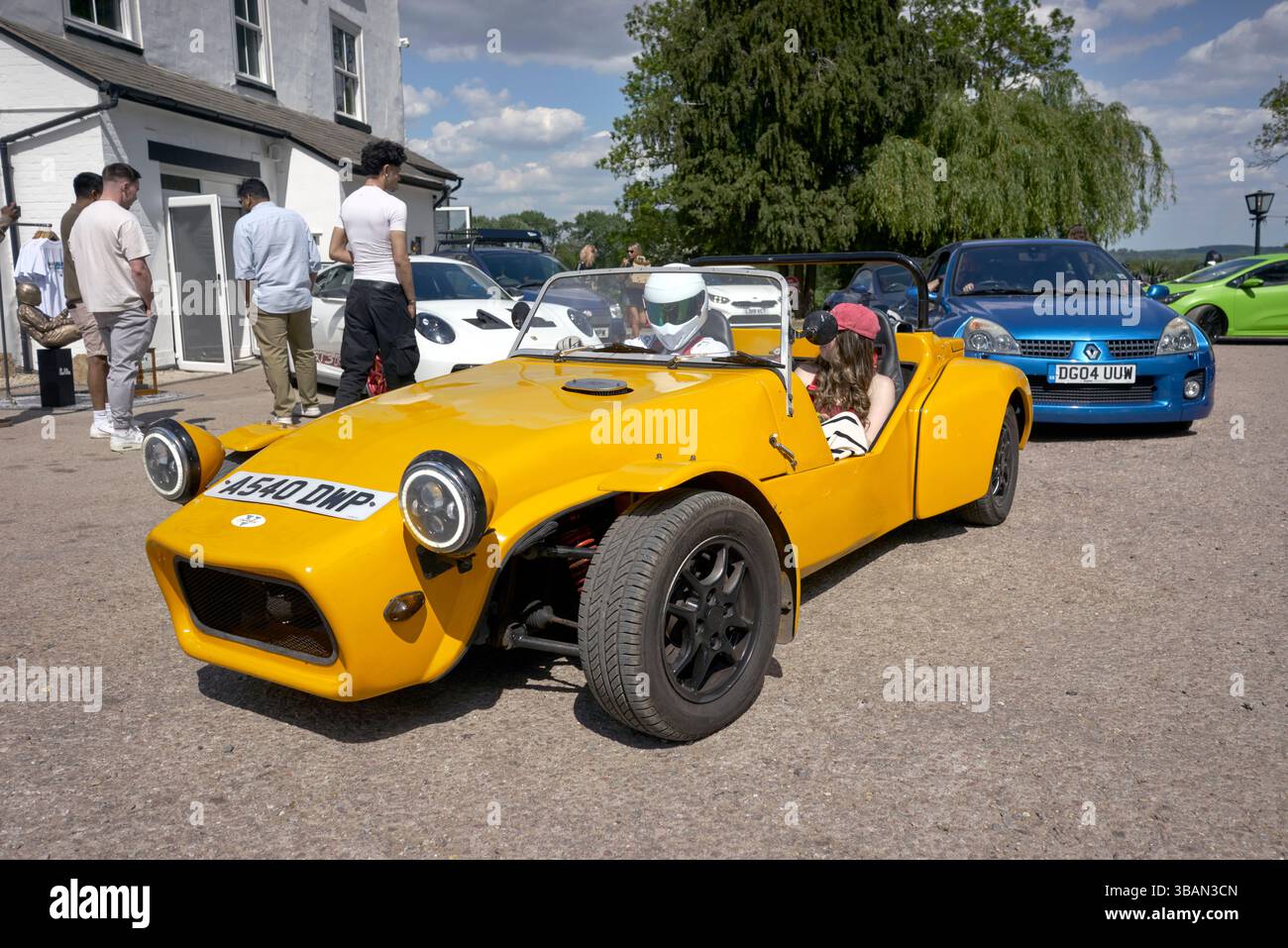 Der Stig fährt einen Vindicator-Sprint-Kit-Wagen, der legendäre Top Gear TV-Fahrer. England, Großbritannien Stockfoto