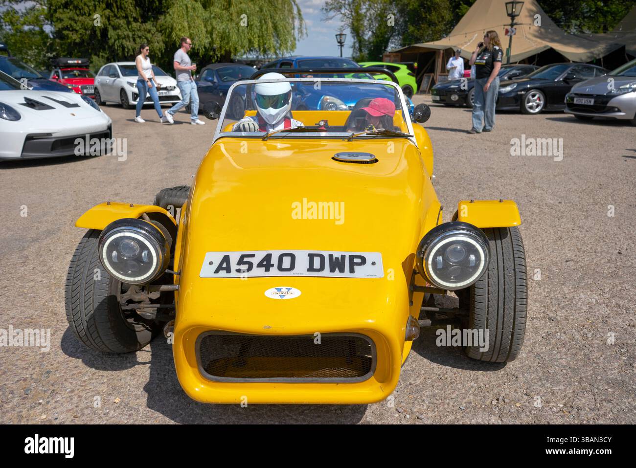 Der Stig fährt einen Vindicator-Sprint-Kit-Wagen, der legendäre Top Gear TV-Fahrer. England, Großbritannien Stockfoto