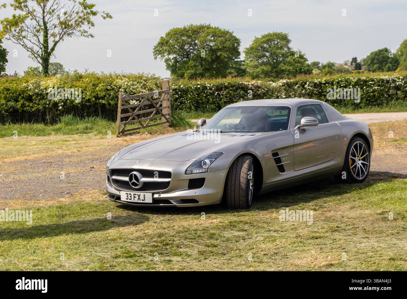 2010 Silber Mercedes-Benz Sls 63 AMG Auto SLS63 V8 Auto Car Coupé Benzinmotor 6208 ccm, Mittelmotor vorn, 2-Sitzer, limitierter Sportwagen; 2025 Räder oben im Norden, Car Culture Event, modifizierter Klassiker und Supersportwagen Event, Longridge England, UK Stockfoto