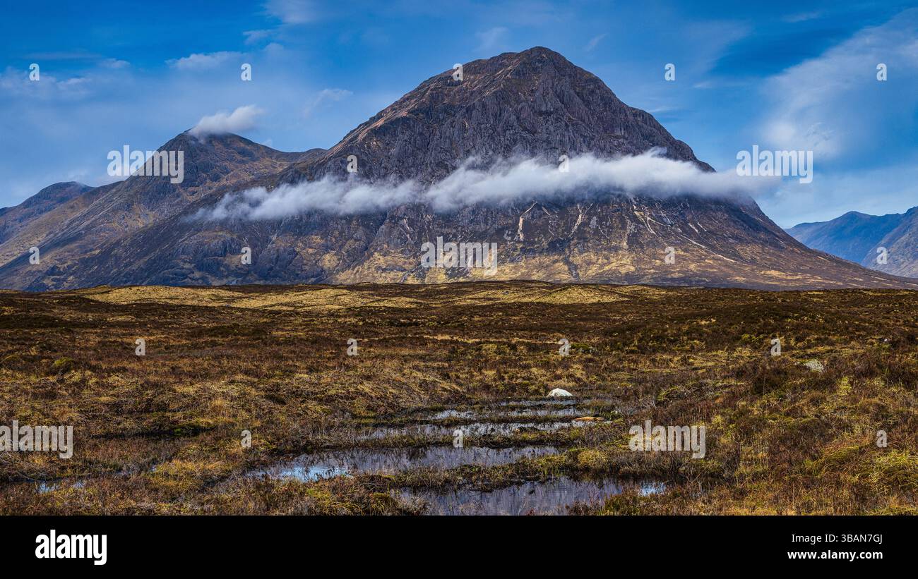 Niedrige Wolke rund um Buachaille Etive Mor in den Highlands Schottlands Stockfoto