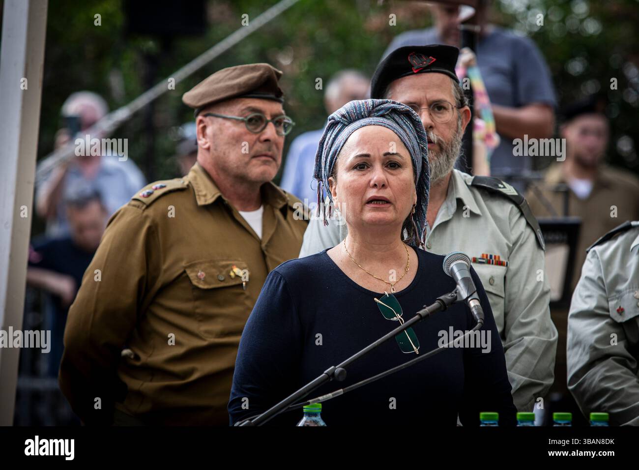 Tel Aviv, Israel. Mai 2025. Schwester von Sgt. First Class Zvi Feldman Anat spricht während seiner Beerdigung auf dem Militärfriedhof in Holon südlich von Tel Aviv am Montag, 12. Mai 2025. Hunderte versammelten sich auf dem Militärfriedhof von Holon, um Sgt. 1. Klasse Zvi Feldman ihre Anerkennung zu zollen, dessen Leiche mehr als vier Jahrzehnte nach seiner Verschwendung während des israelischen Libanon-Krieges 1982 zurückgebracht wurde. Seine sterblichen Überreste wurden im Herzen Syriens während einer Sonderoperation der IDF in Abstimmung mit dem Geheimdienst Mossad gefunden. Foto von Eyal Warshavsky. Quelle: Eyal Warshavsky/Alamy Live News Stockfoto