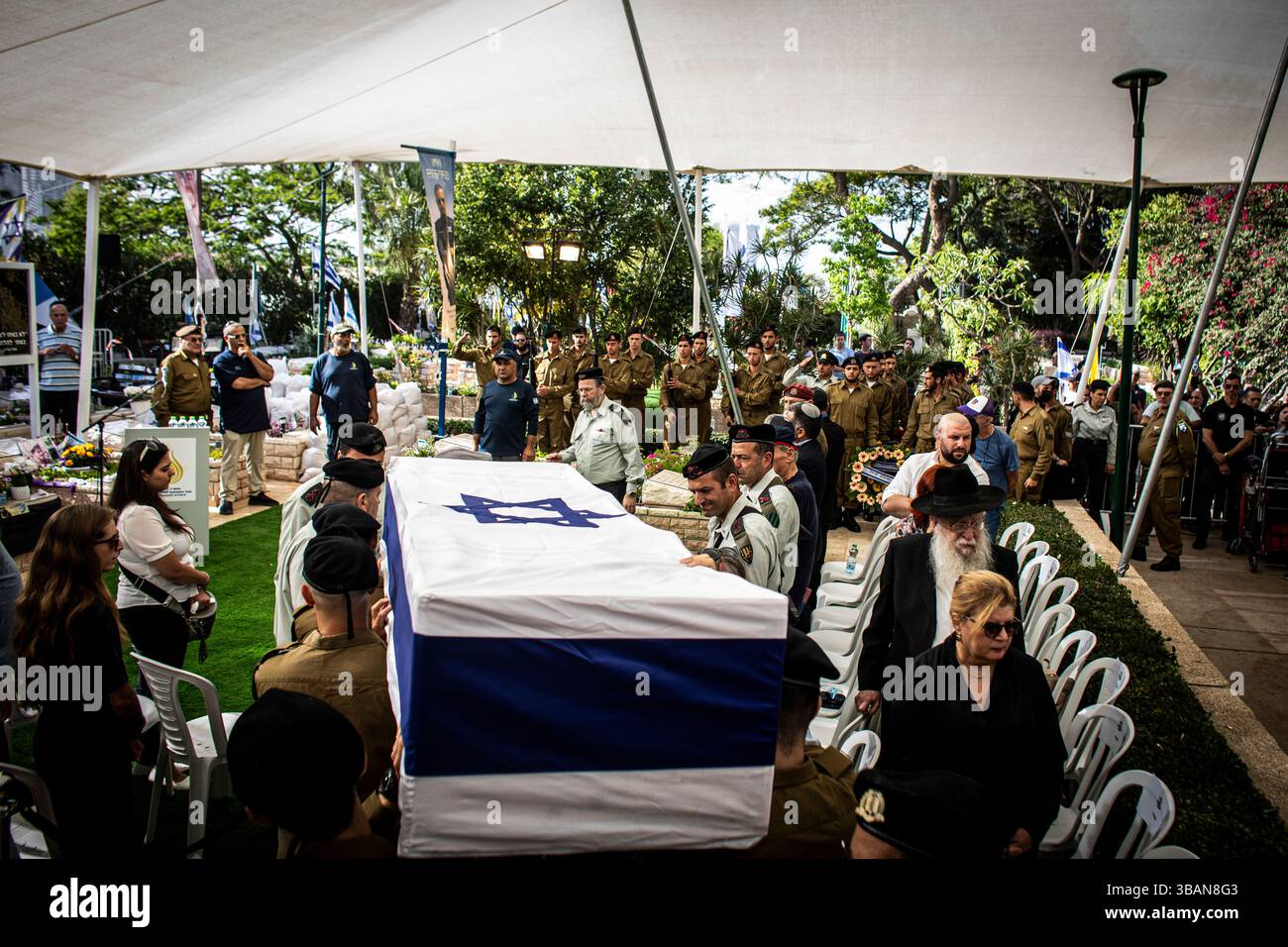 Tel Aviv, Israel. Mai 2025. Israelische Soldaten tragen die Überreste von Sgt. 1. Klasse Zvi Feldman während seiner Beerdigung auf dem Militärfriedhof in Holon südlich von Tel Aviv am Montag, 12. Mai 2025. Hunderte versammelten sich auf dem Militärfriedhof von Holon, um Sgt. 1. Klasse Zvi Feldman ihre Anerkennung zu zollen, dessen Leiche mehr als vier Jahrzehnte nach seiner Verschwendung während des israelischen Libanon-Krieges 1982 zurückgebracht wurde. Seine sterblichen Überreste wurden im Herzen Syriens während einer Sonderoperation der IDF in Abstimmung mit dem Geheimdienst Mossad gefunden. Foto von Eyal Warshavsky. Vermerk: Eyal Warschavsky Stockfoto