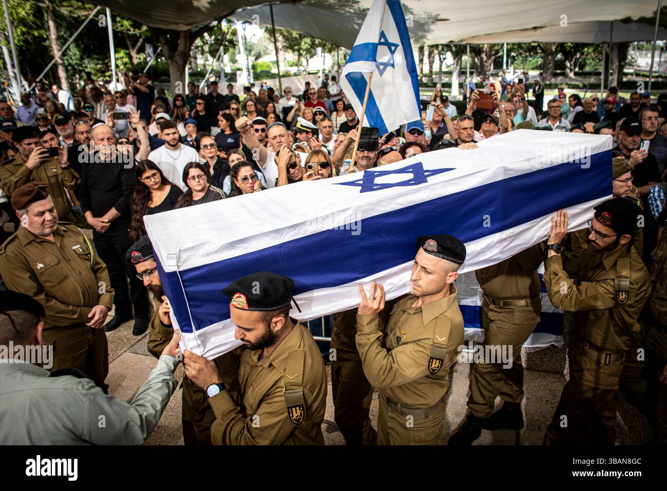 Tel Aviv, Israel. Mai 2025. Israelische Soldaten tragen die Überreste von Sgt. 1. Klasse Zvi Feldman während seiner Beerdigung auf dem Militärfriedhof in Holon südlich von Tel Aviv am Montag, 12. Mai 2025. Hunderte versammelten sich auf dem Militärfriedhof von Holon, um Sgt. 1. Klasse Zvi Feldman ihre Anerkennung zu zollen, dessen Leiche mehr als vier Jahrzehnte nach seiner Verschwendung während des israelischen Libanon-Krieges 1982 zurückgebracht wurde. Seine sterblichen Überreste wurden im Herzen Syriens während einer Sonderoperation der IDF in Abstimmung mit dem Geheimdienst Mossad gefunden. Foto von Eyal Warshavsky. Vermerk: Eyal Warschavsky Stockfoto