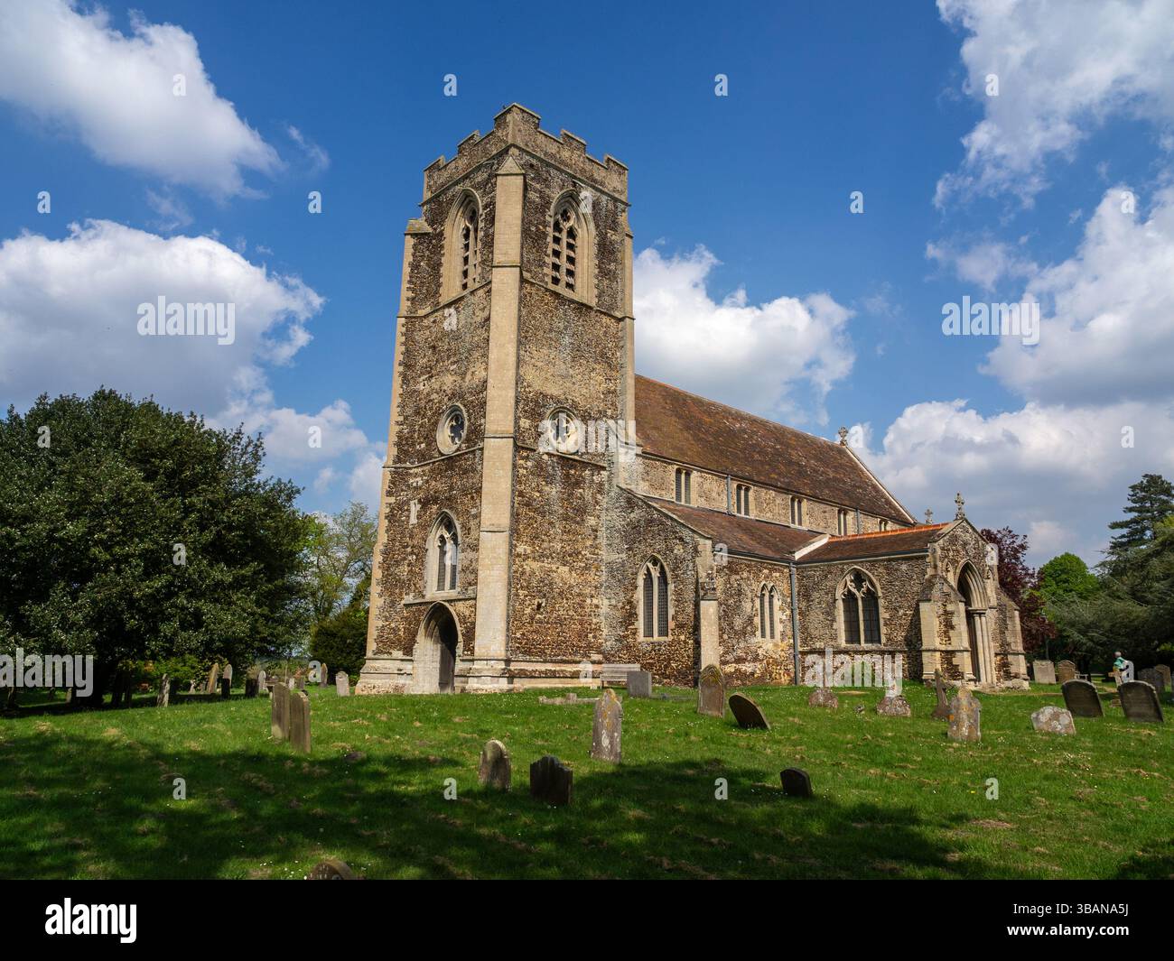 Außenansicht der Kirche St. Peter, Wolferton Village, Norfolk, Großbritannien; die frühesten Teile stammen aus dem 13. Jahrhundert Stockfoto