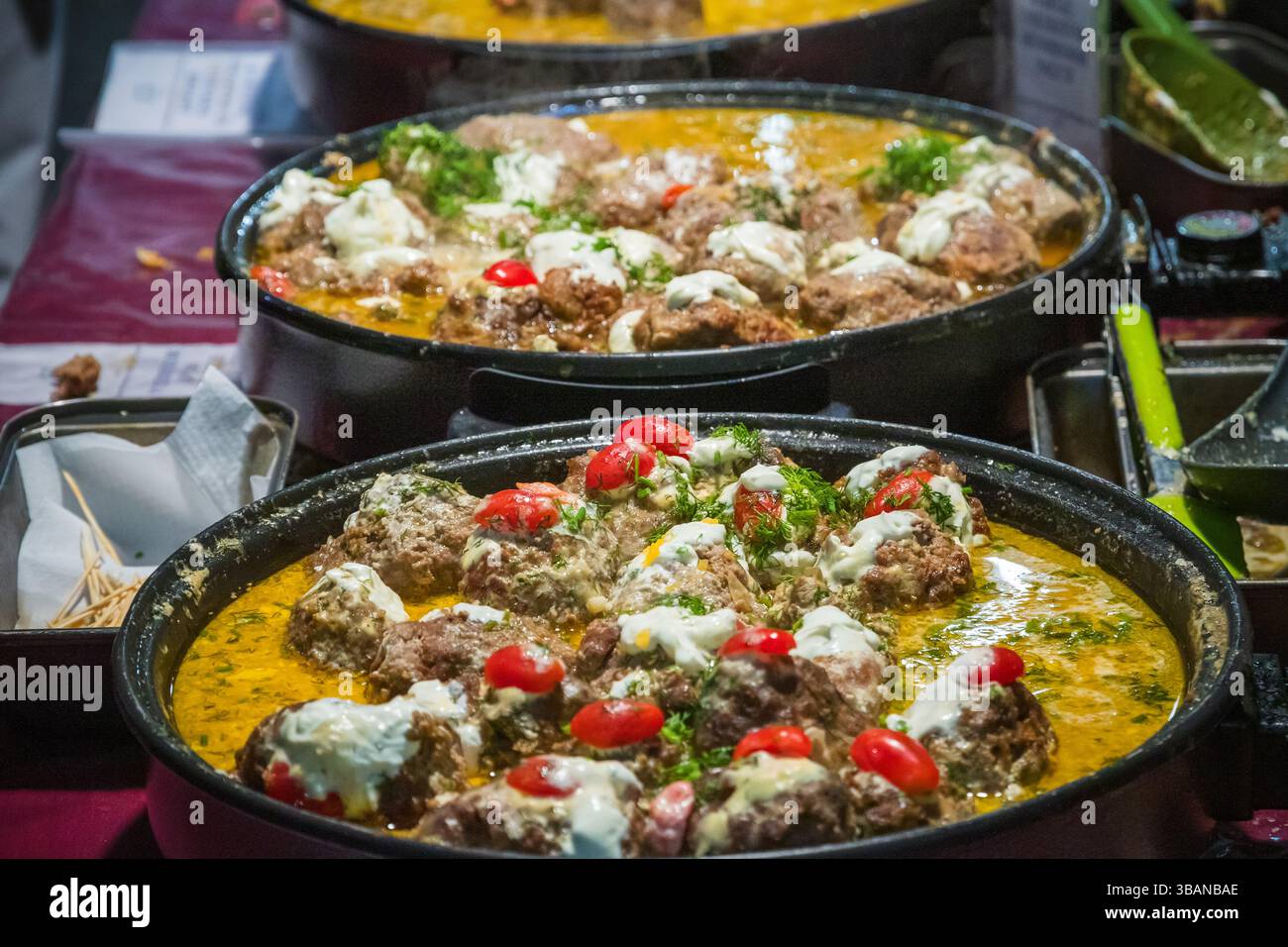Fleischbällchen-Curry zum Mitnehmen auf dem Brick Lane Market in London, England Stockfoto
