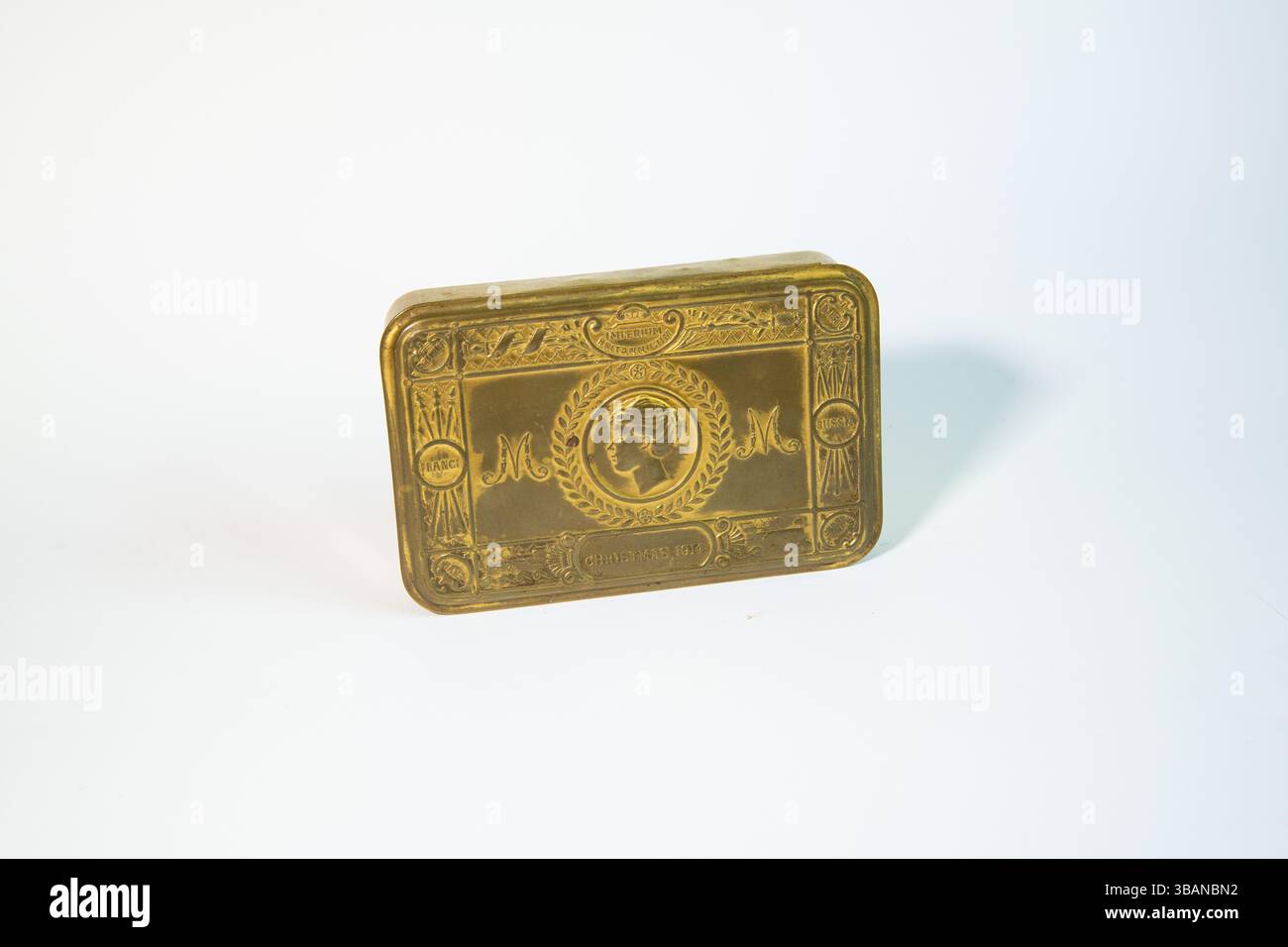 Prinzessin Mary Weihnachtsgeschenk-Box 1914 auf weißem Hintergrund Stockfoto