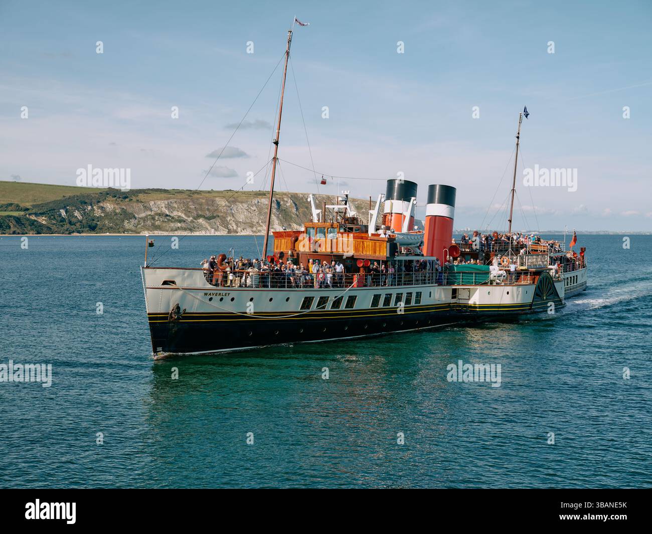 PS Waverley ist der letzte Raddampfer der Welt für Seefahrer. Erbaut im Jahr 1946 - Ankunft mit Touristen in Swanage Dorset England Großbritannien Stockfoto