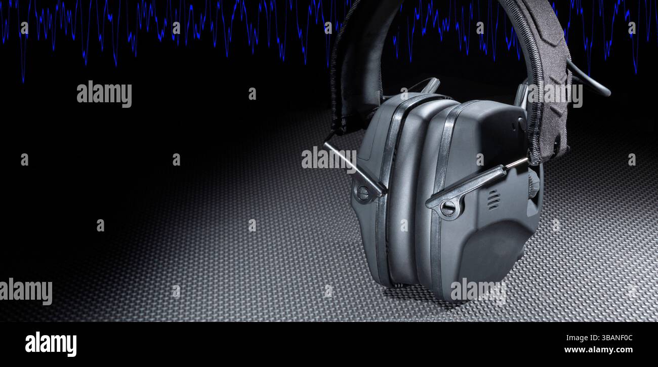 Elektronisches Headset, das Gehörschutz mit blauer Sinuswelle im Hintergrund bietet und Platz zum Kopieren bietet Stockfoto
