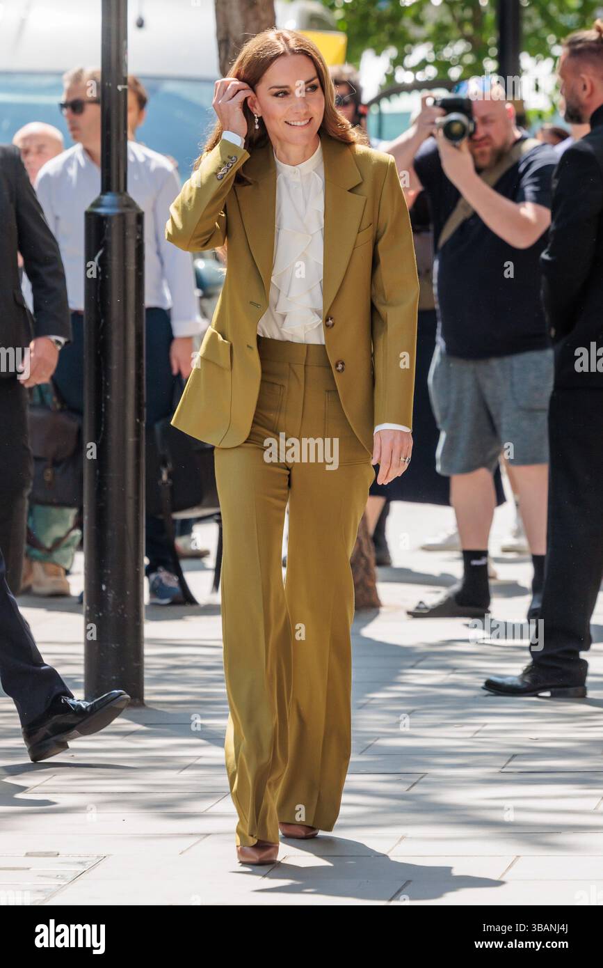 180 Studios, London, Großbritannien. Mai 2025. Die Prinzessin von Wales nimmt an einer vom British Fashion Council (BFC) veranstalteten Veranstaltung in den 180 Studios Teil, wo ihre Royal Highness den Queen Elizabeth II Award für British Design verlieh. Die Veranstaltung feierte die Wirkung junger britischer Kreativen und der blühenden Modebranche Großbritanniens sowie anerkannter Designer, die bei nachhaltigen Praktiken führend sind und einen positiven Einfluss auf die Umwelt haben. Quelle: Amanda Rose/Alamy Live News Stockfoto