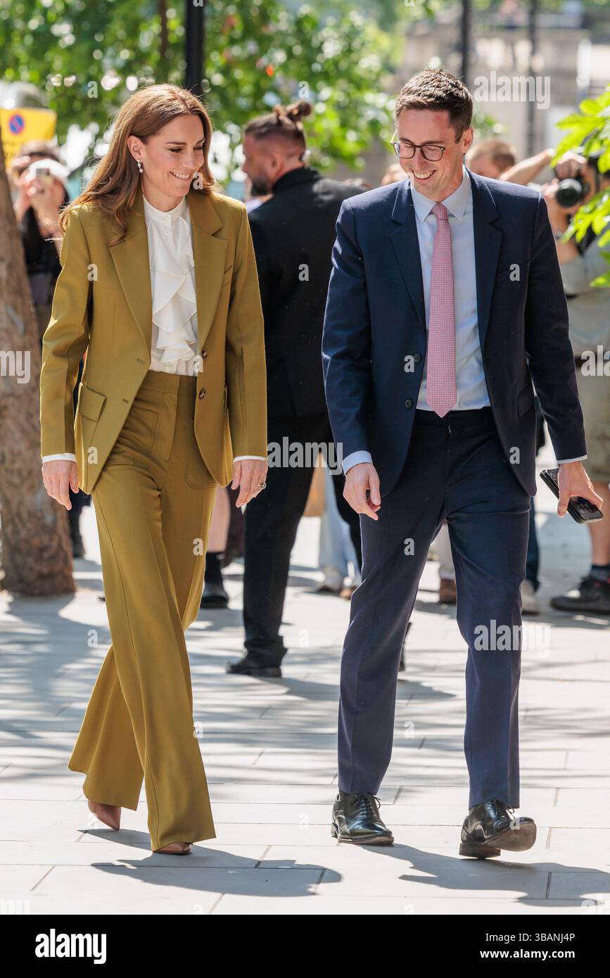 180 Studios, London, Großbritannien. Mai 2025. Die Prinzessin von Wales nimmt an einer vom British Fashion Council (BFC) veranstalteten Veranstaltung in den 180 Studios Teil, wo ihre Royal Highness den Queen Elizabeth II Award für British Design verlieh. Die Veranstaltung feierte die Wirkung junger britischer Kreativen und der blühenden Modebranche Großbritanniens sowie anerkannter Designer, die bei nachhaltigen Praktiken führend sind und einen positiven Einfluss auf die Umwelt haben. Quelle: Amanda Rose/Alamy Live News Stockfoto