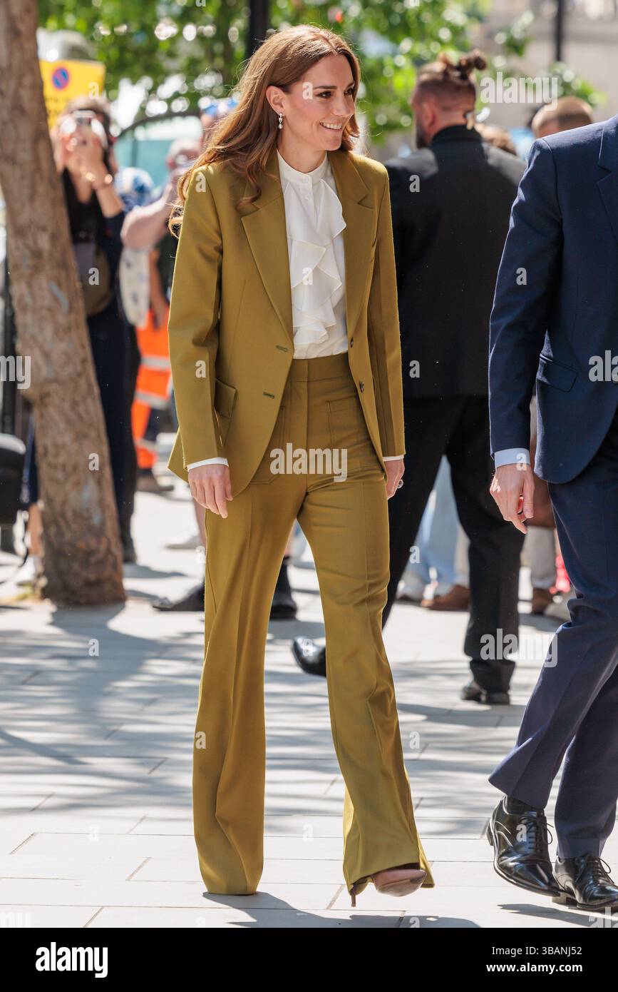 180 Studios, London, Großbritannien. Mai 2025. Die Prinzessin von Wales nimmt an einer vom British Fashion Council (BFC) veranstalteten Veranstaltung in den 180 Studios Teil, wo ihre Royal Highness den Queen Elizabeth II Award für British Design verlieh. Die Veranstaltung feierte die Wirkung junger britischer Kreativen und der blühenden Modebranche Großbritanniens sowie anerkannter Designer, die bei nachhaltigen Praktiken führend sind und einen positiven Einfluss auf die Umwelt haben. Quelle: Amanda Rose/Alamy Live News Stockfoto