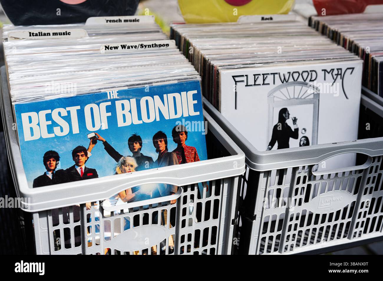 Lviv, Ukraine - 13. Mai 2025: Vinyl-Cover mit Blondie- und Fleetwood-Mac-Musiksammlung. Stockfoto