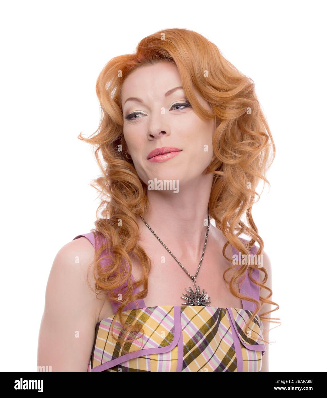 Kopfaufnahme einer Rdhead-Dame, die einen verhöhnten Blick auf die Seite wirft Stockfoto