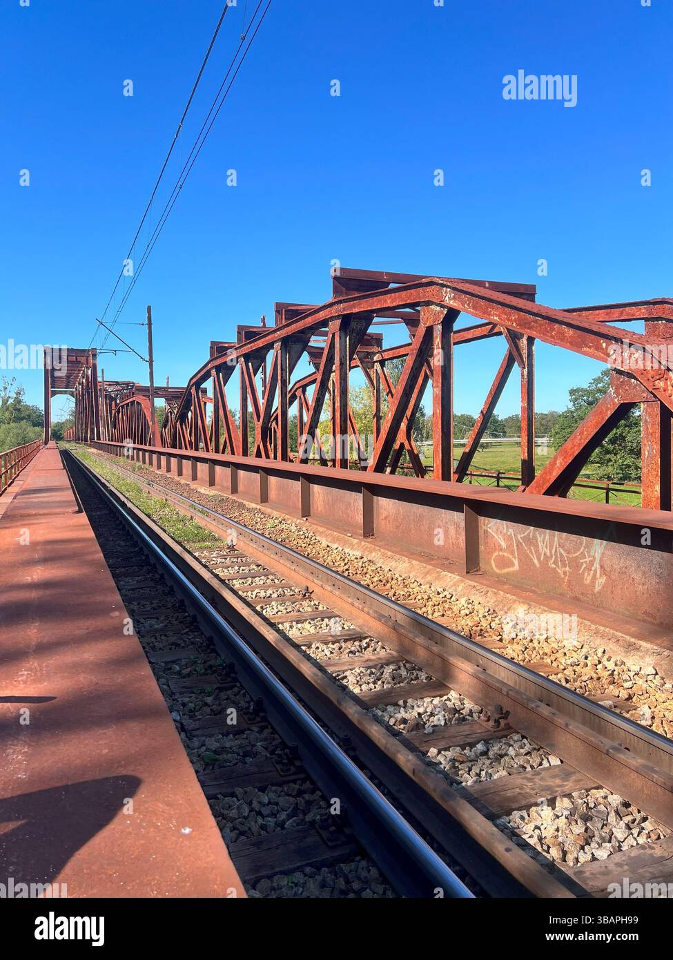 Alte deutsche Eisenbahnbrücke bei Uraz Stockfoto
