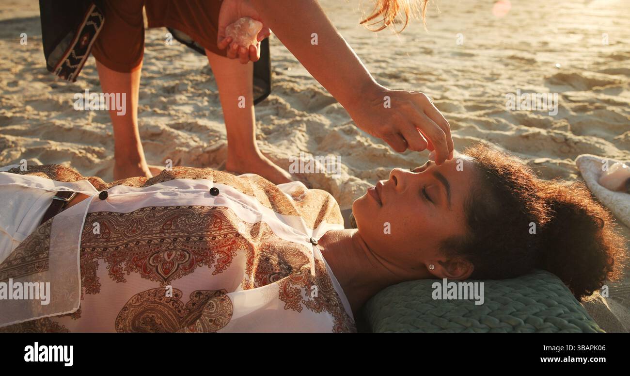 Frau, Kristall und Heilung mit Chakra am Strand mit Homöopathen, Energie und Therapie mit Erholung im Urlaub. Menschen, Felsen und ganzheitliche Pflege mit Mineralien Stockfoto