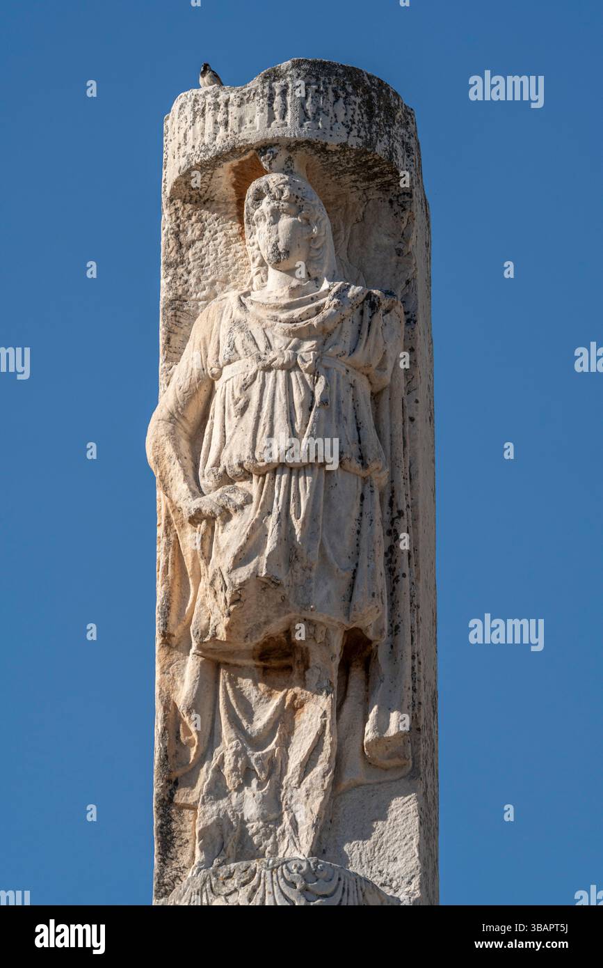 Geschnitzte Statue aus dem Tempel des Domitians in Ephesus, in einer eingelassenen Nische platziert, gekleidet und teilweise in feinen Details erhalten. Stockfoto