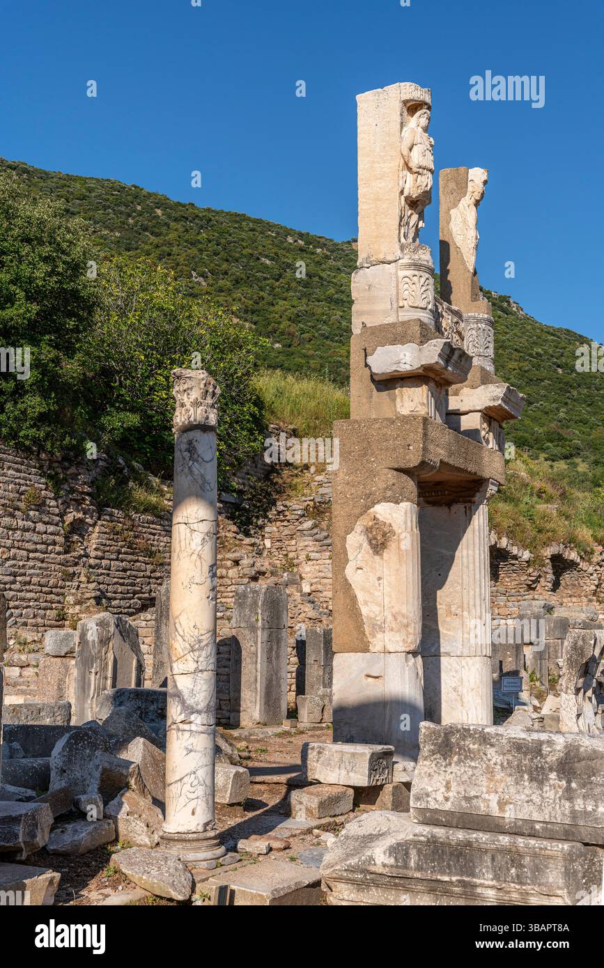 Tempel der Domitianischen Ruinen in Ephesus mit Skulpturensäulen und erhöhtem Sockel, einst Teil einer kaiserlichen Kultstruktur. Stockfoto