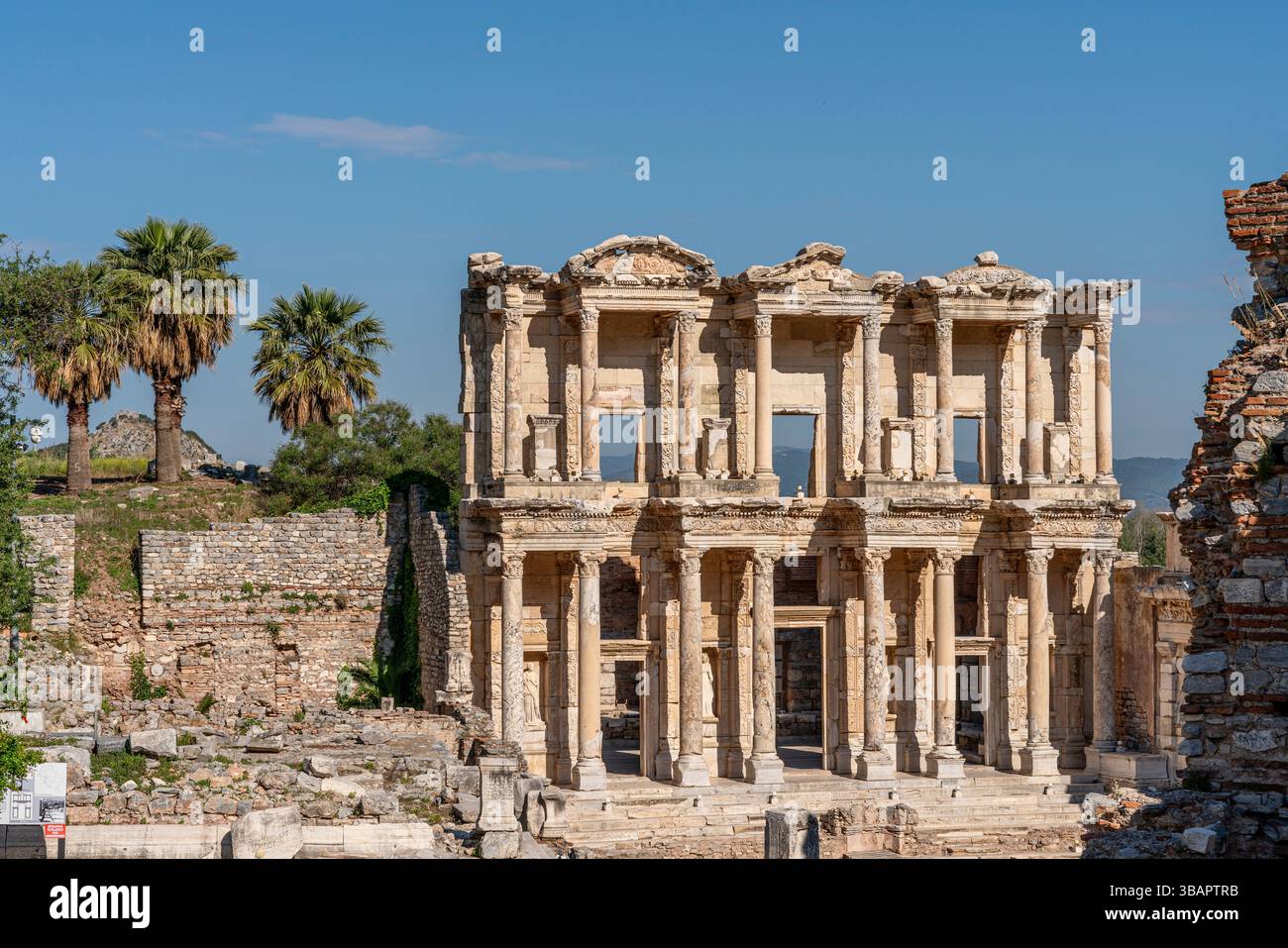 Fassade der Celsus-Bibliothek in Ephesus unter klarem Himmel, perfekt erhalten, um architektonische Eleganz und Symmetrie aus der Römerzeit zu demonstrieren. Stockfoto