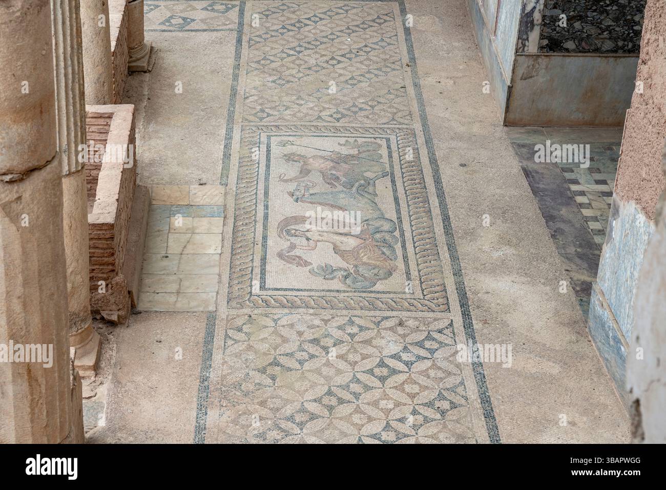 Ephesus – Terrassenhäuser, langer Korridor, gepflastert mit kunstvollen Mosaiken mythologischer Szenen und geometrischen römischen Motiven. Stockfoto