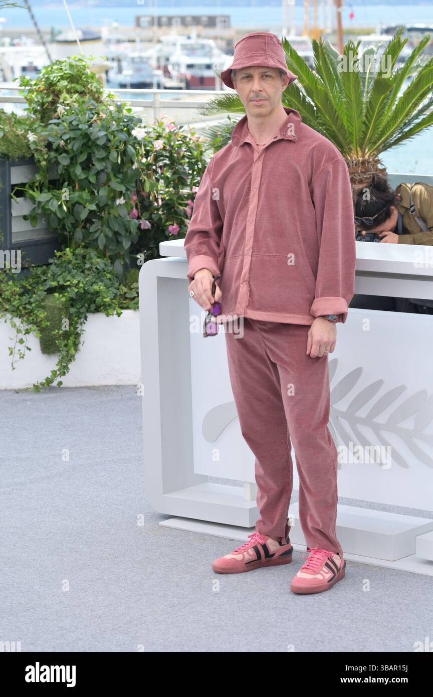 Cannes, Frankreich. Mai 2025. CANNES, FRANKREICH. 13. Mai 2025: Jeremy Strong beim Fotocall für die Cannes Jury beim 78. Festival de Cannes. Bildnachweis: Paul Smith/Alamy Live News Stockfoto