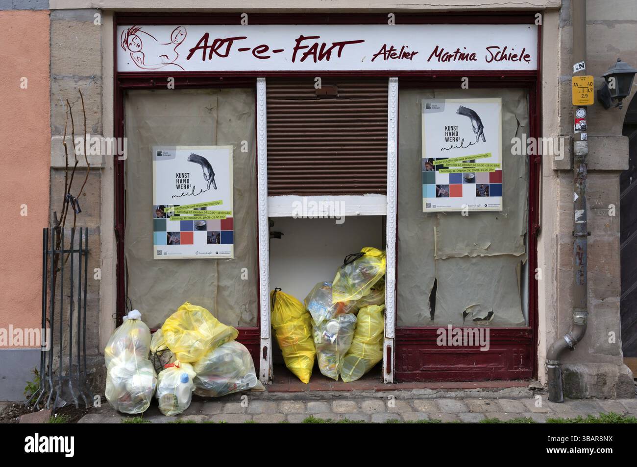 Gelbe Taschen vor dem Eingang zu einem Kunststudio, Bayern, Deutschland, Europa Stockfoto