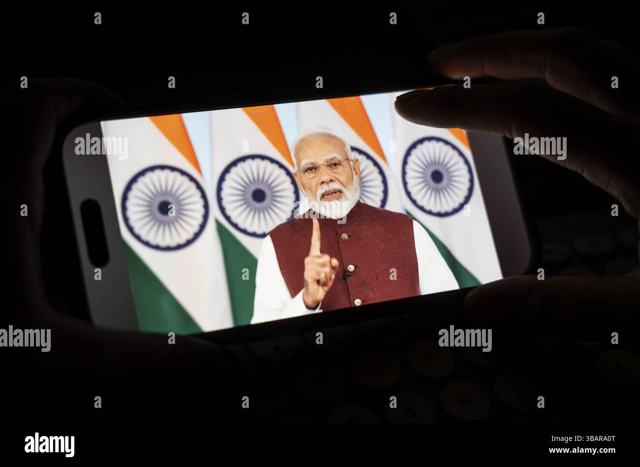Am 12. Mai 2025 beobachtet eine Person auf einem Handy die Adresse von Premierminister Narendra Modi an die Nation nach der Operation Sindoor in Guwahati, Indien Stockfoto