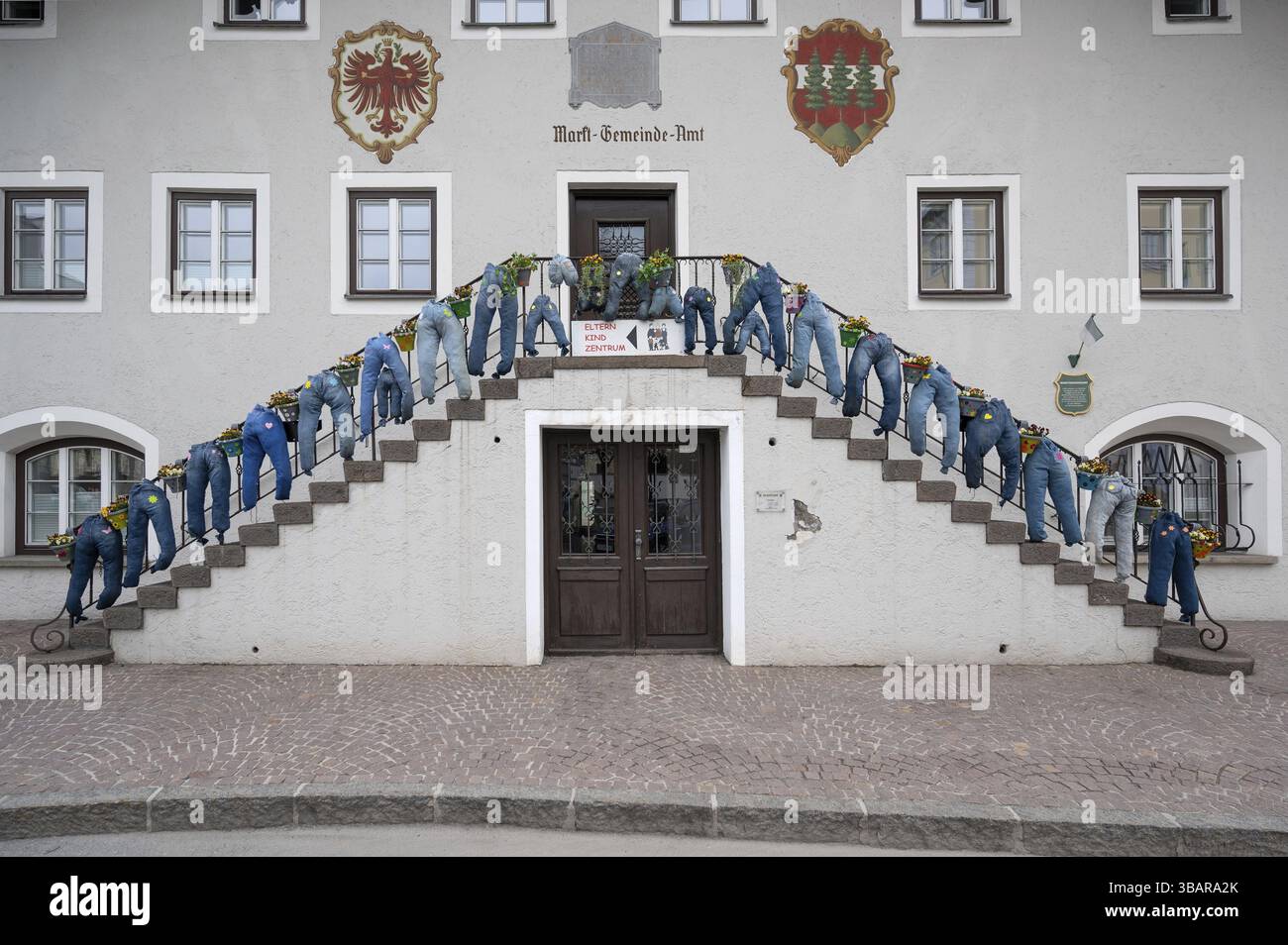 Stoffhose aus Denim auf einer Treppe, Gemeindeamt, Eltern-Kind-Zentrum, Reutte, Österreich, Europa Stockfoto