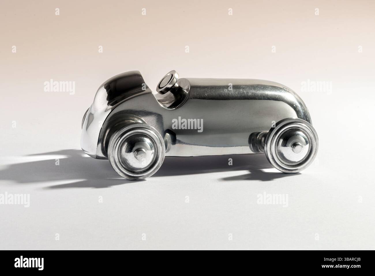 Poliertes Miniaturauto aus Aluminium aus der Vergangenheit, das an Nostalgie und Eleganz erinnert Stockfoto
