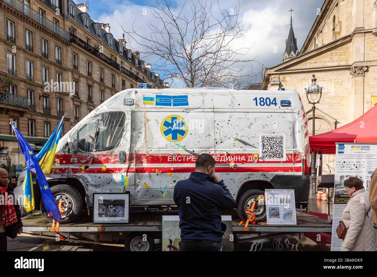 Ein Teil der Ukraine ruft Spendenaktionen auf dem Place Jules Joffrin im Pariser Stadtteil Montmartre auf Stockfoto Ein Teil der Ukraine ruft Spendenaktionen auf dem Place Jules Joffrin im Pariser Stadtteil Montmartre auf Stockfoto