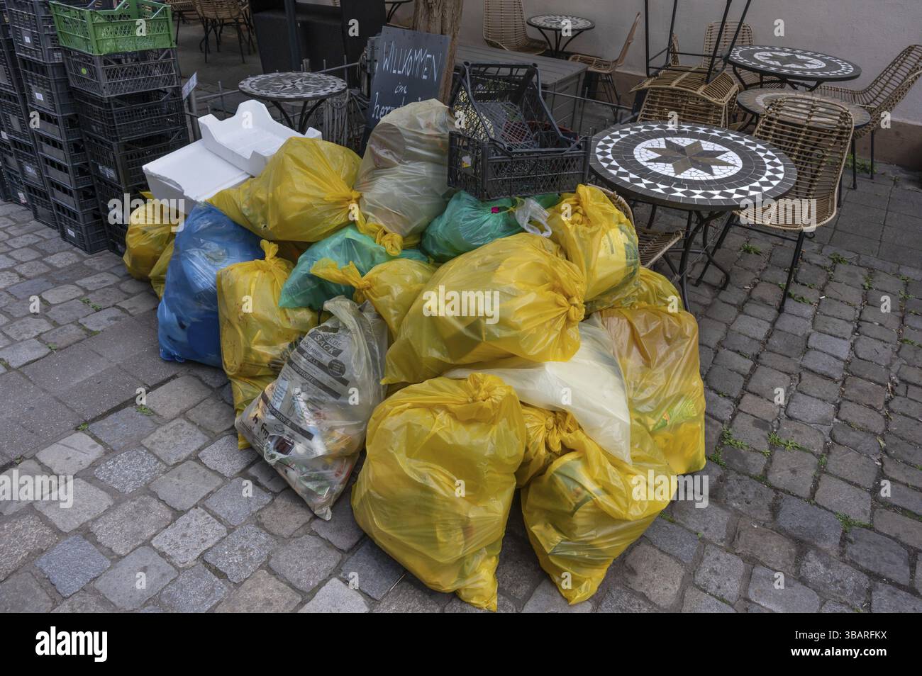 Gelbe Beutel für die Sammlung, Erlangen, Mittelfranken, Bayern, Deutschland, Europa Stockfoto
