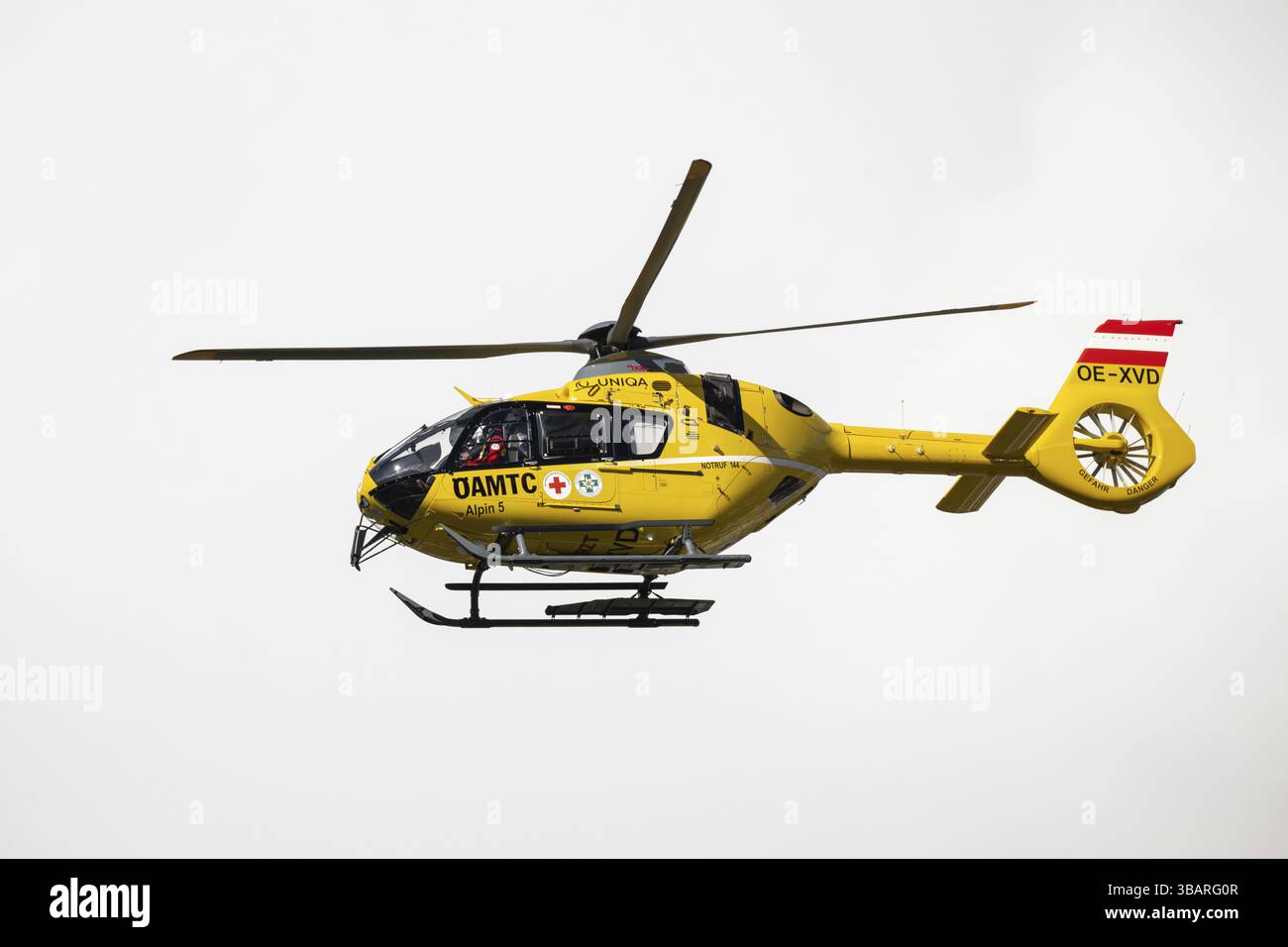 Rettungshubschrauber, Rettungshubschrauber im Flug, Schwaz, Tirol, Österreich, Europa Stockfoto