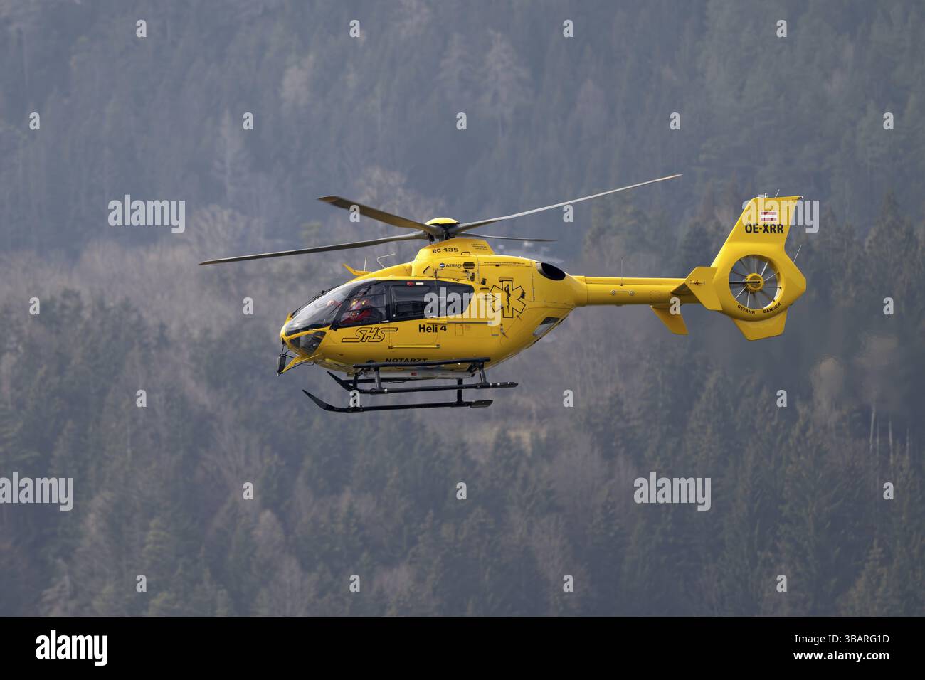 Rettungshubschrauber, Rettungshubschrauber im Flug, Schwaz, Tirol, Österreich, Europa Stockfoto