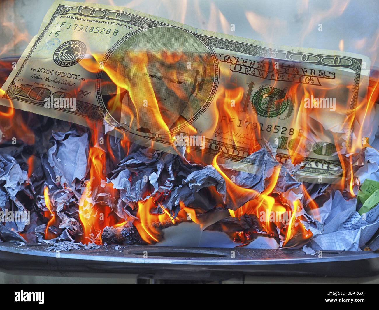 Symbolisches Image: Donald Trump auf 100-Dollar-Schein brennt in Brand, Wall Street und Dax Crash, Präsident Trump erratische Entscheidungen, globale Zölle, Zölle, Stockfoto