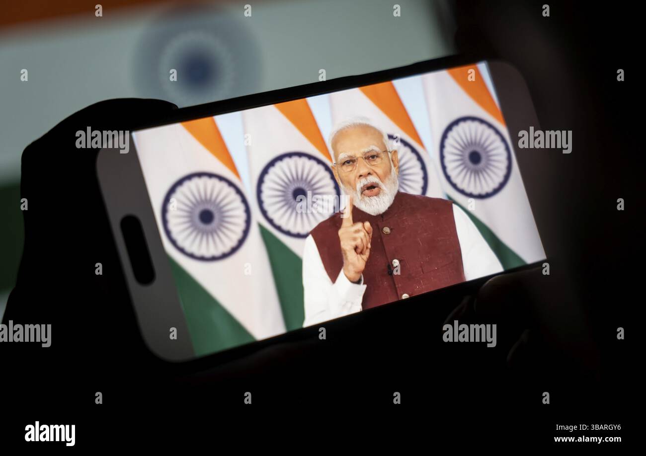 Am 12. Mai 2025 beobachtet eine Person auf einem Handy die Adresse von Premierminister Narendra Modi an die Nation nach der Operation Sindoor in Guwahati, Indien Stockfoto