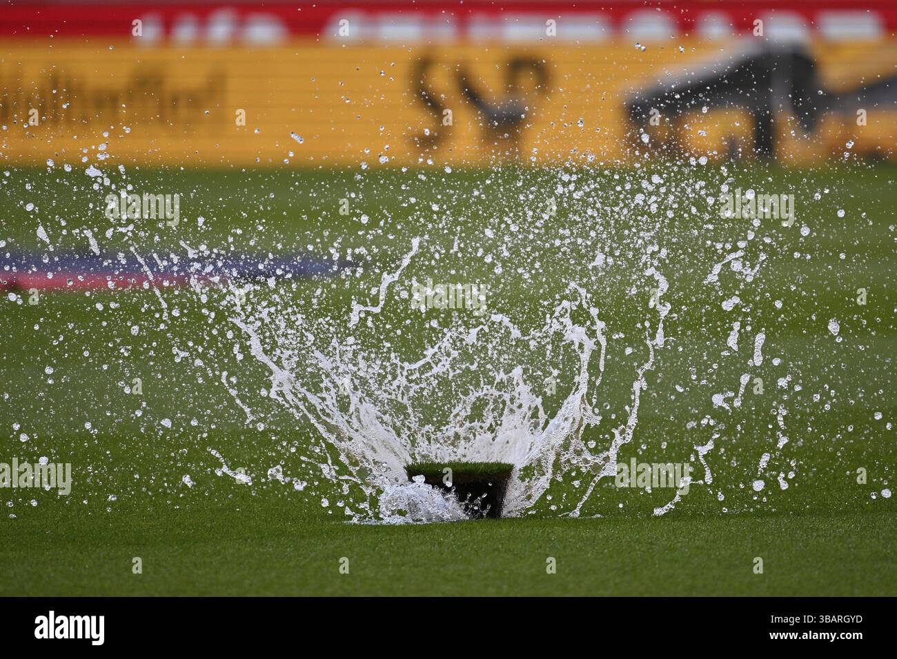 Automatischer Rasensprinkler, Bewässerungssystem, Sprinkler, Streusel, MHPArena, MHP Arena Stuttgart, Baden-Württemberg, Deutschland, Europa Stockfoto