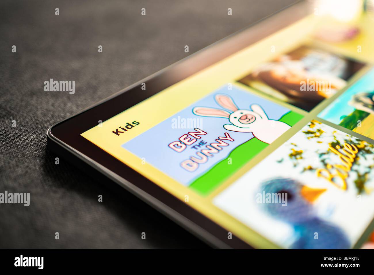 Cartoon-Videos auf Tablet für Kinder. Spiel oder Film für Kinder der Familie. Animierte Serie für Kinder. Mockup tv-Stream-Dienst. Bildschirmzeit und Internet. Stockfoto