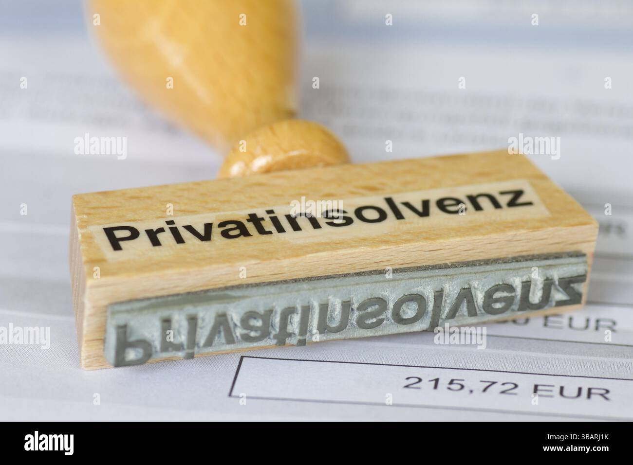 Ein Stempel mit der Inschrift Privatinsolvenz befindet sich auf einem Bankauszug, Atelierfoto, Hessen, Bundesrepublik Deutschland Stockfoto