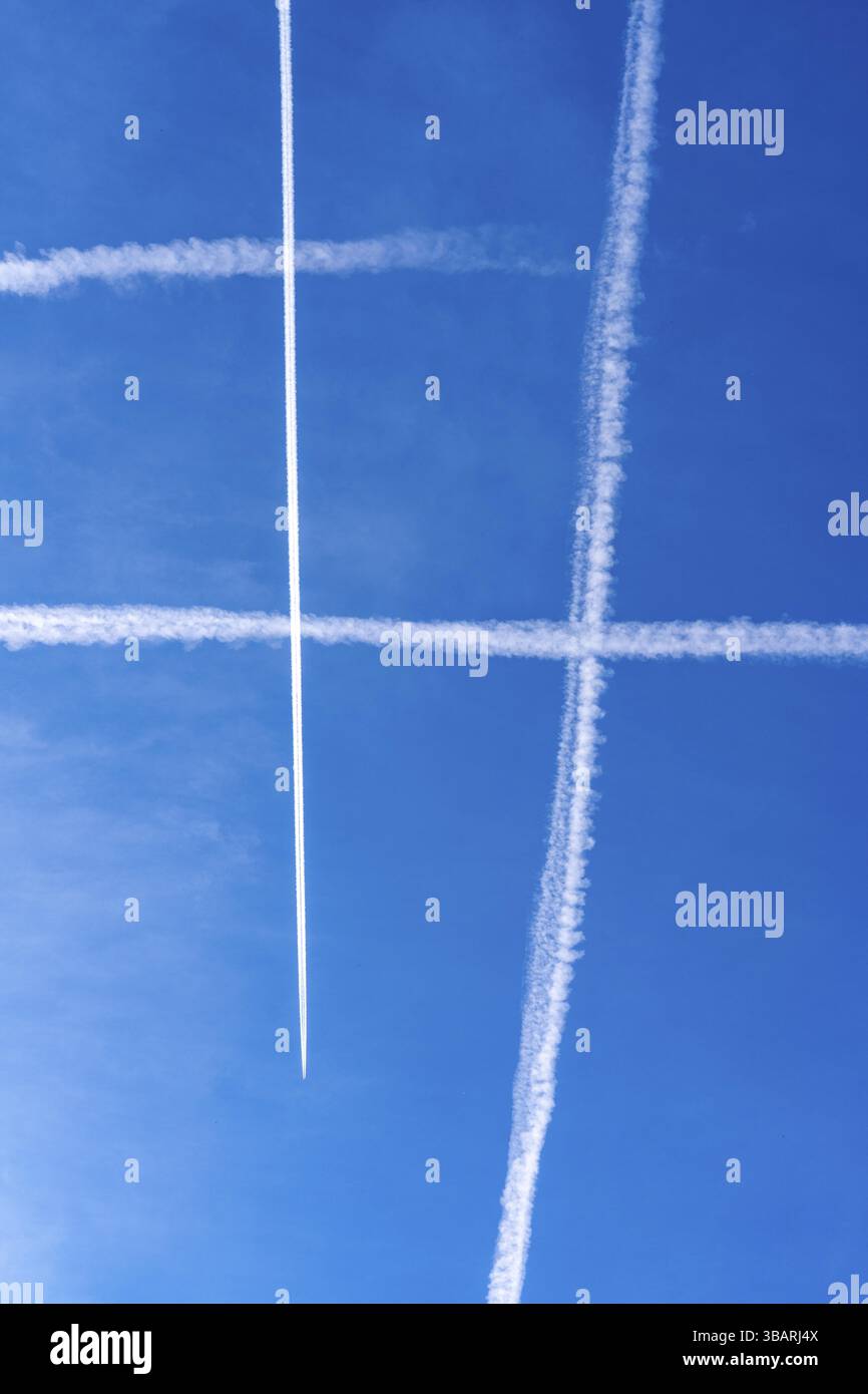 Kondensationsspuren von Flugzeugen in großer Höhe, im Muster eines Hashtags Rhombus, Deutschland, Europa Stockfoto