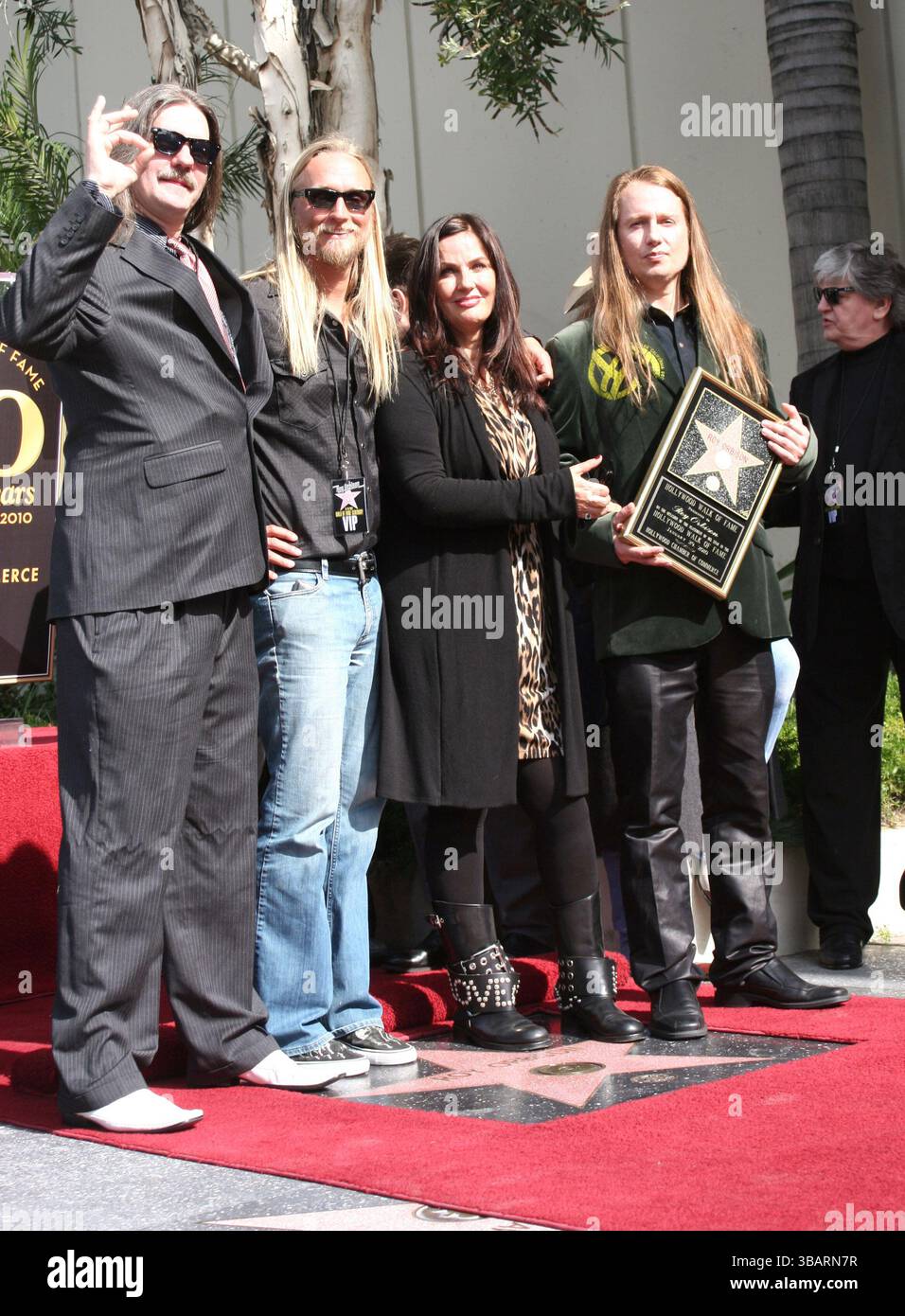 Alex Orbison, Roy Orbison Jr., Barbara Orbison und Roy Orbison bei Roy Orbisons Einführung in den Hollywood Walk of Fame in Hollywood, Los Angeles - 29. Januar 2010 Stockfoto
